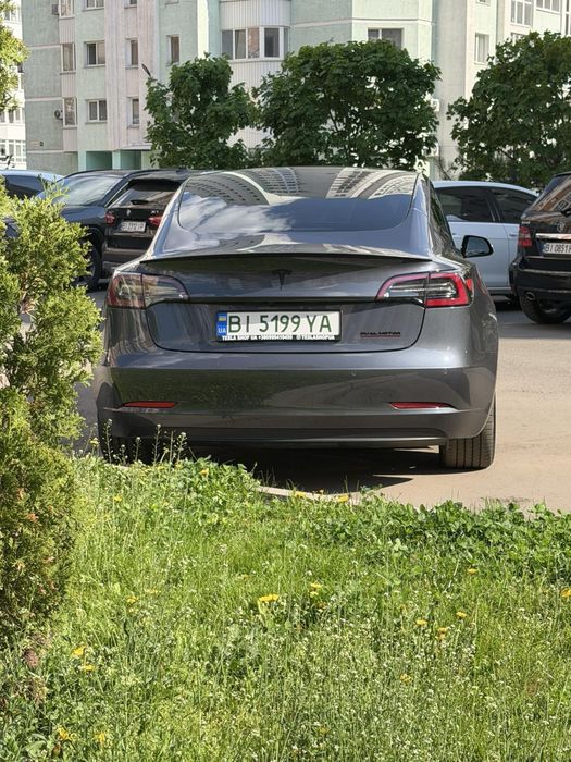 Tesla dual motor 2022 року