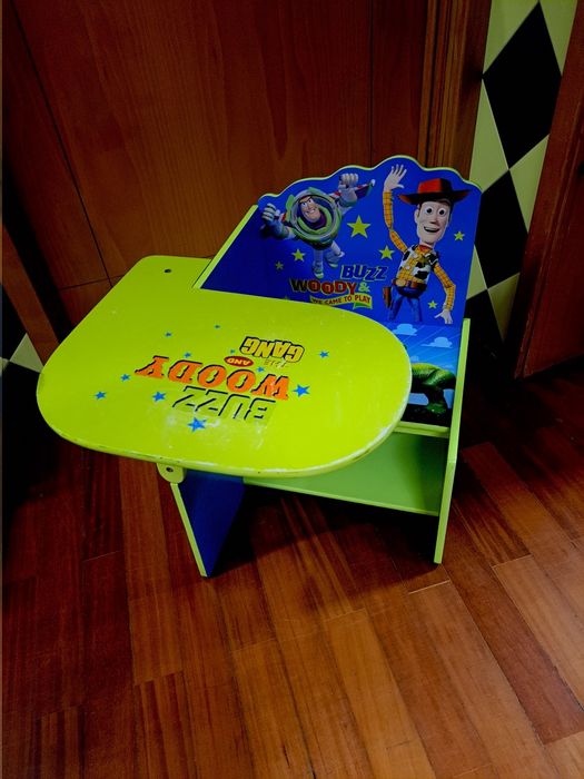 Mesa de criança com cadeira incorporada toy story