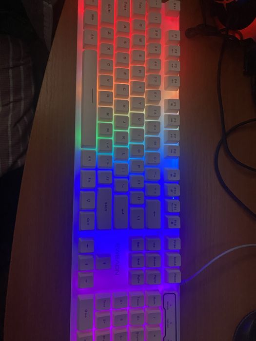 Teclado branco com luzes
