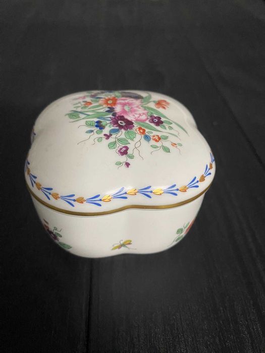 Caixa Gomos Corbeille Vista Alegre, pintada à mão e com barra de ouro