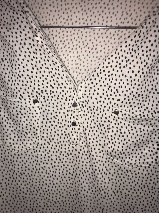 camisola branca as bolinhas