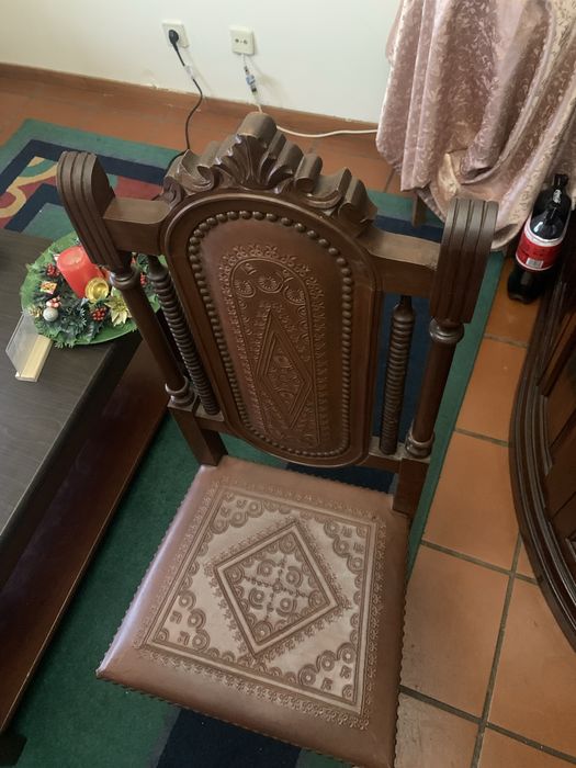 3 Cadeiras de Madeira Maciça com Entalhes – Estilo Clássico