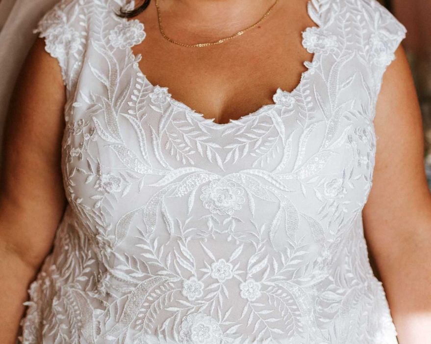 Suknia ślubna z welonem