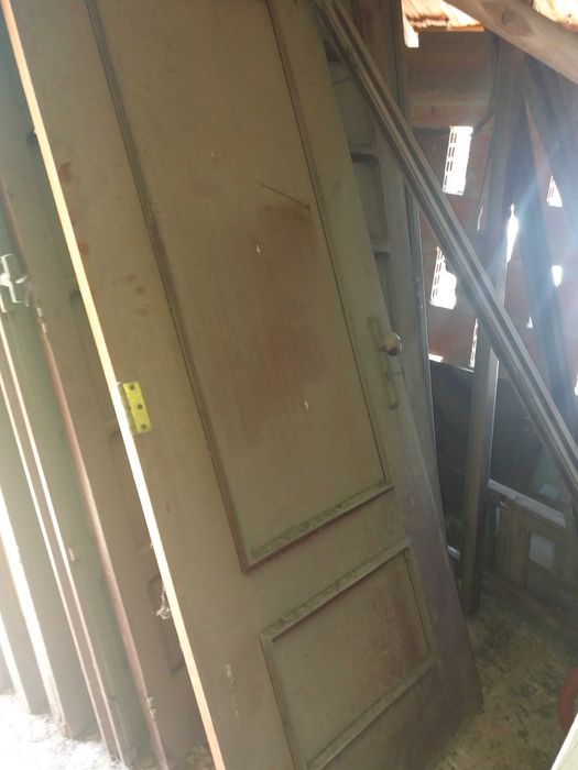 Janelas e portas de madeira maciça