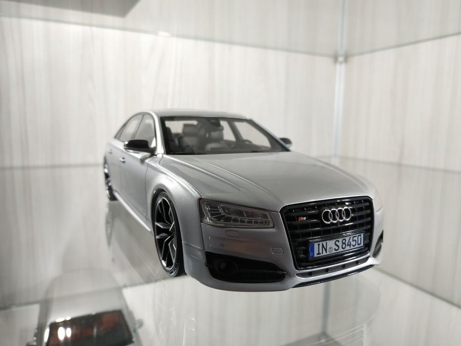 Audi S8 Plus Motorhelix 1:18 silver