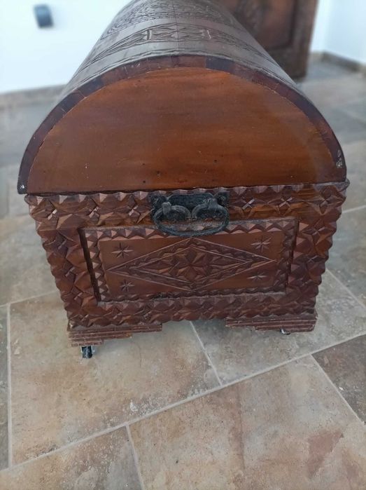 Baú de madeira maciça “vintage”