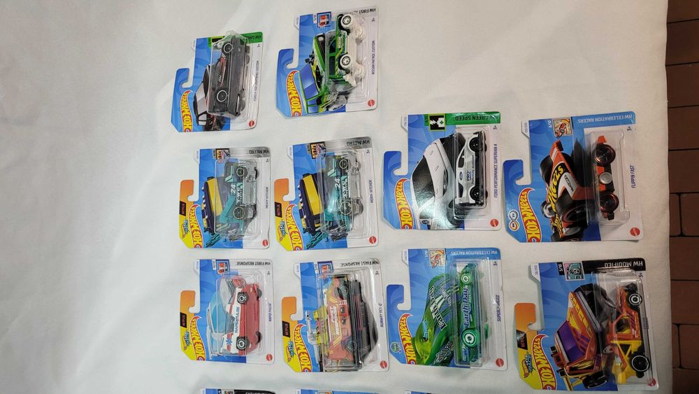 Samochody i ciężarówki Hot Wheels 26-pak zestaw 26 aut w skali 1:64
