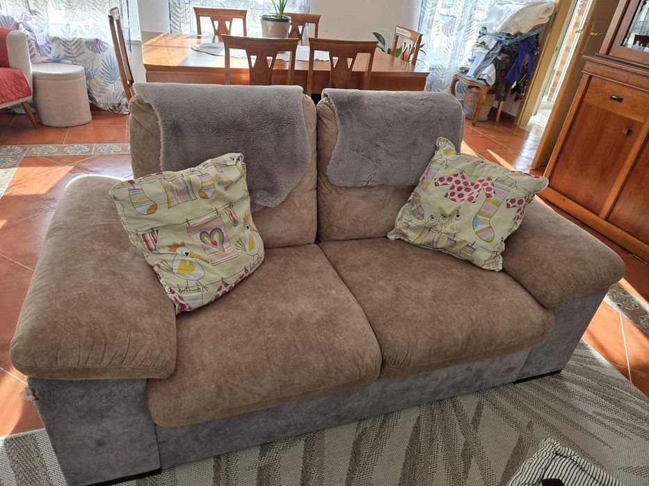 Sofá de dois lugares