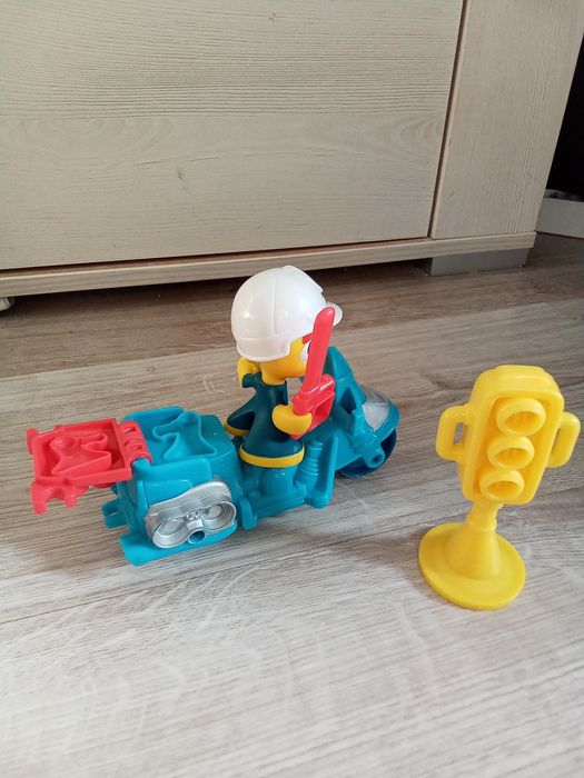 Radiowóz play-doh ciastolina zabawka kreatywna policjant