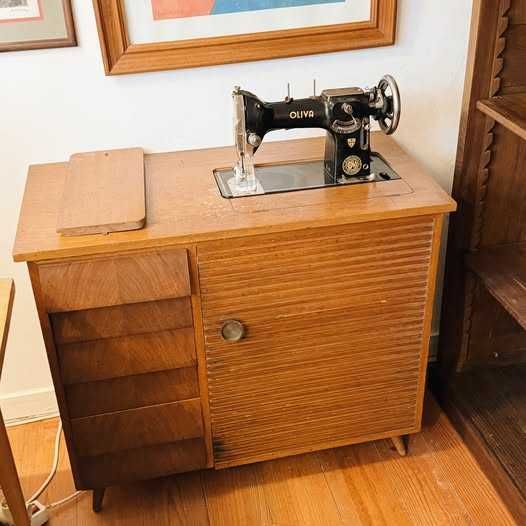 Máquina de costura Oliva com móvel