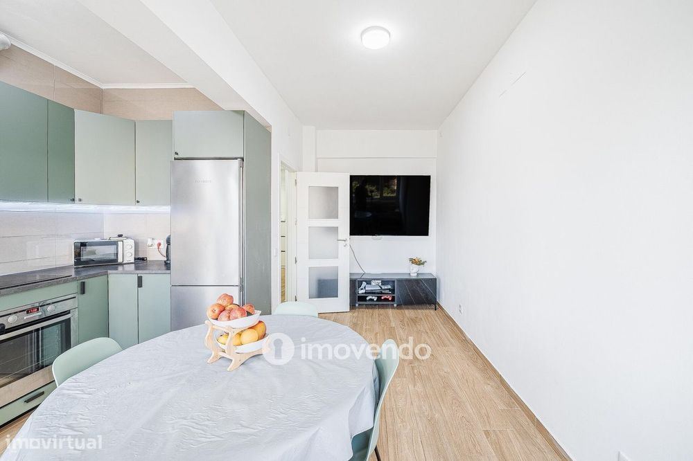 Apartamento T2 remodelado, com cozinha equipada, em Benfica