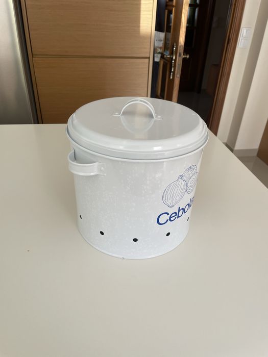 pote/caixa supostamente para cebolas423700445193185281