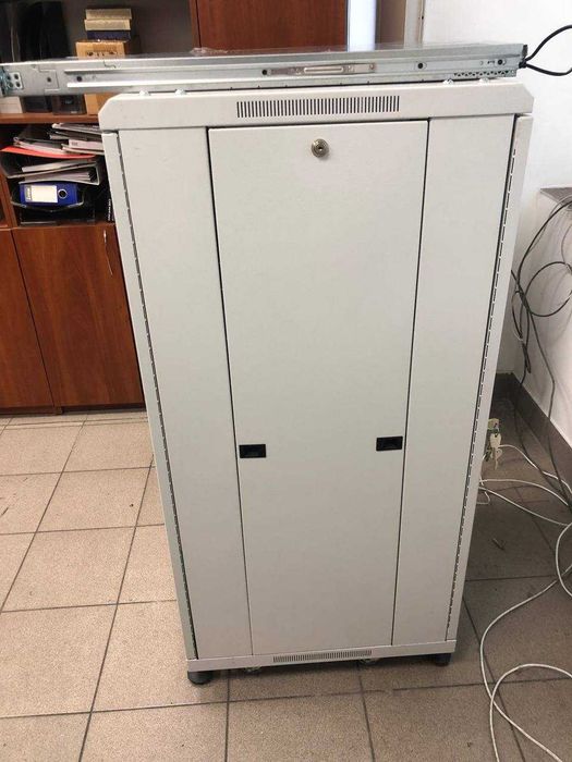 15000 грн. Продам сервер Intel Xeon+серверну шафу. Відмінний стан