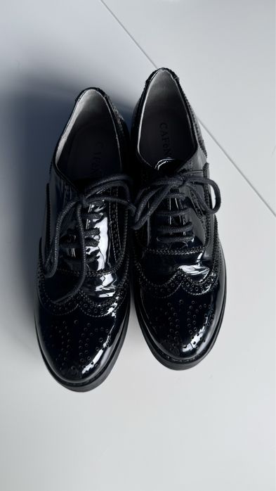 Sapatos verniz preto com atacadores