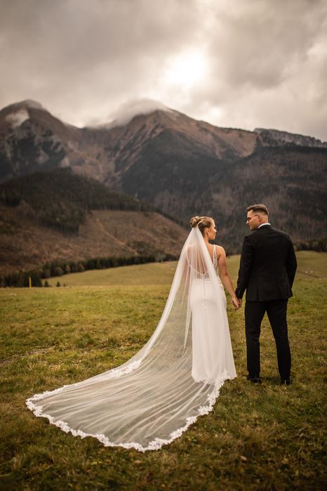 Długi welon ślubny