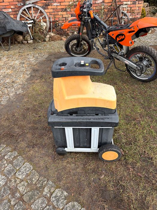 Rozdrabniacz frezowy do gałęzi z koszem