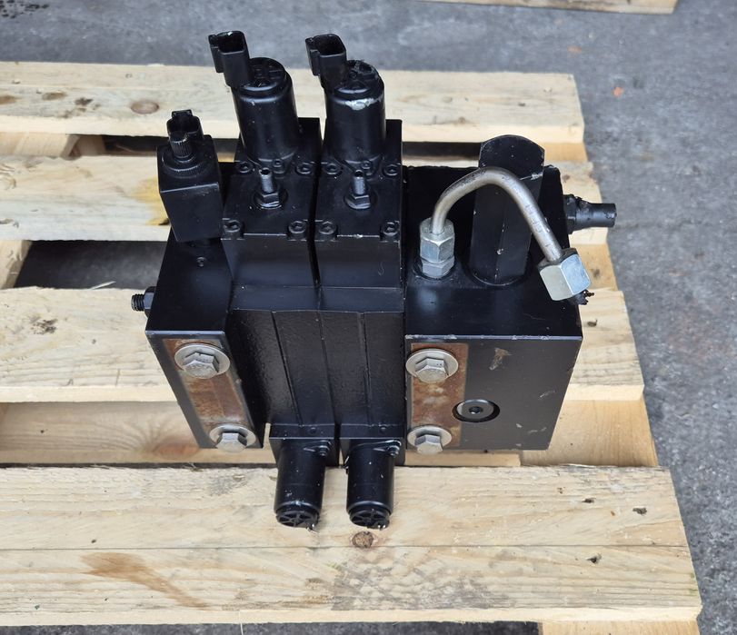 Rozdzielacz hydrauliczny Bucher Hydraulics 8⁠03⁠8⁠658 L⁠211⁠50⁠30⁠3⁠6