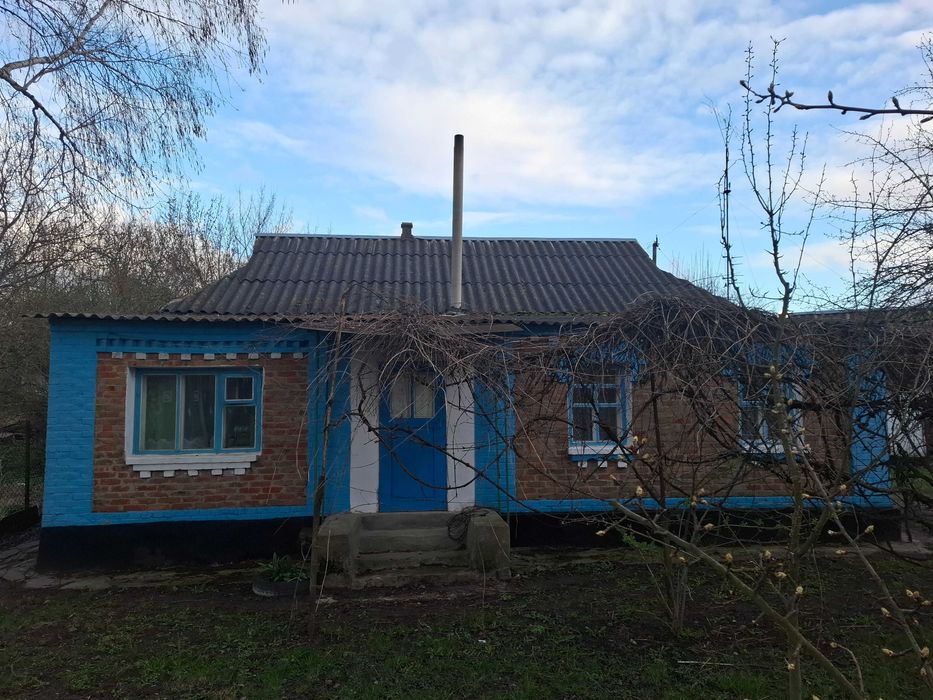 Будинок Турбів , поруч озеро та ліс
