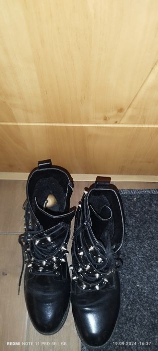 Sprzedam botki z ćwiekami czarne  firmy DeeZee