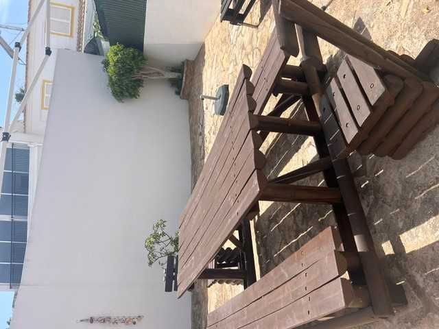 Mesa de Jardim em Madeira maciça com bancos laterais integrados e mais dois bancos individuais