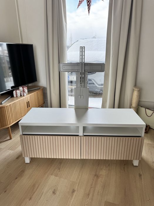 Szafka RTV ikea z uchwytem do TV