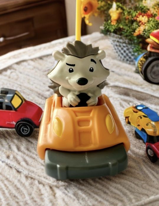 Figurka Kinder Max jeż w pojeździe
