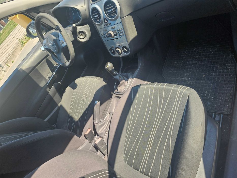 Opel Corsa D 2009 (silnik do remontu)