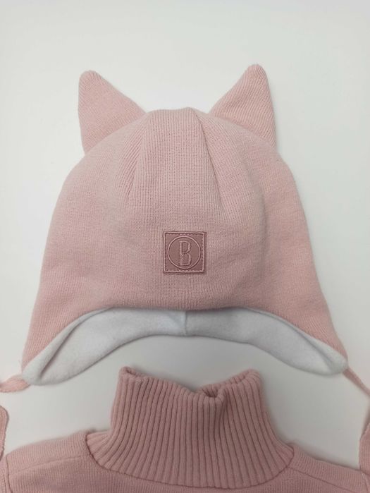 Komplet ocieplany polarem czapka wiązana z uszami i szalikogolf różowy