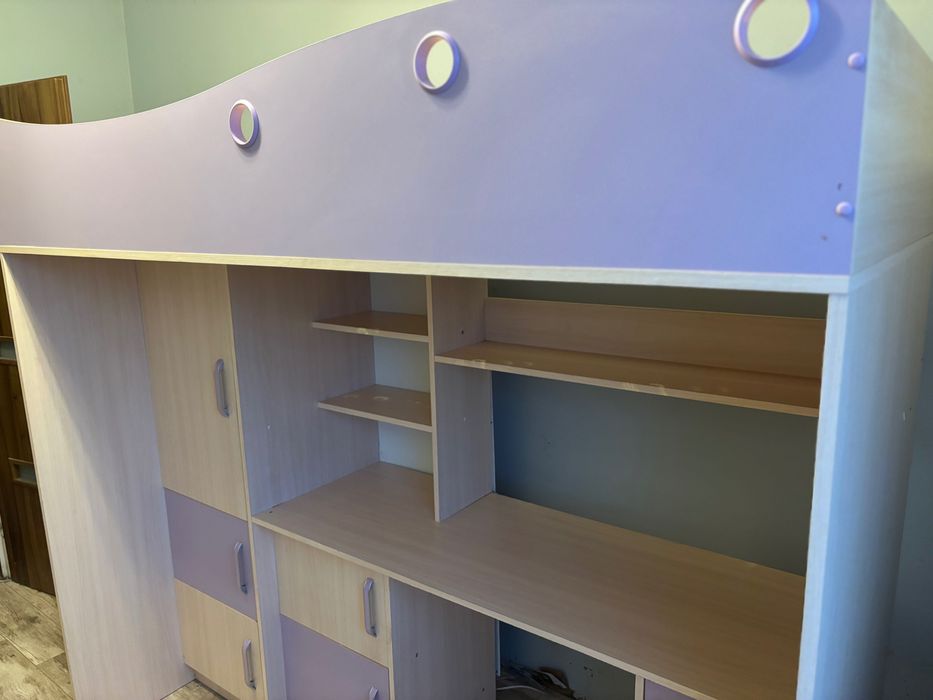 Biurko z łóżkiem i drabinką