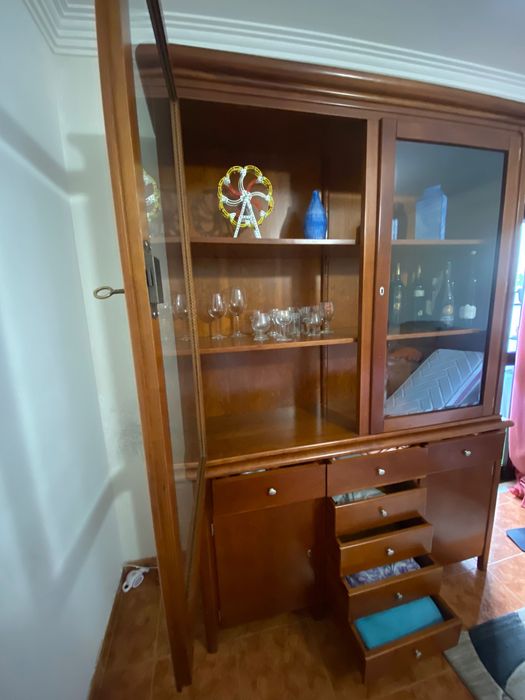 Aparador vitrine em madeira – excelente estado