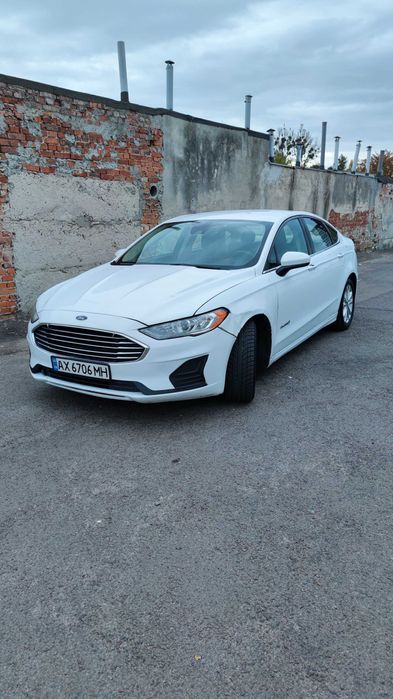 Оренда (прокат) автомобілів Ford Fusion Hybrid (не потребують зарядки)