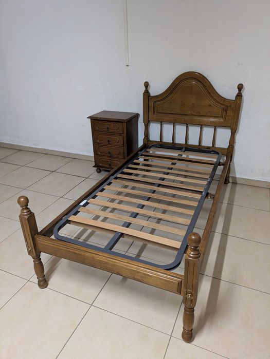 Cama de solteiro em madeira + mesa de cabeceira + estrado