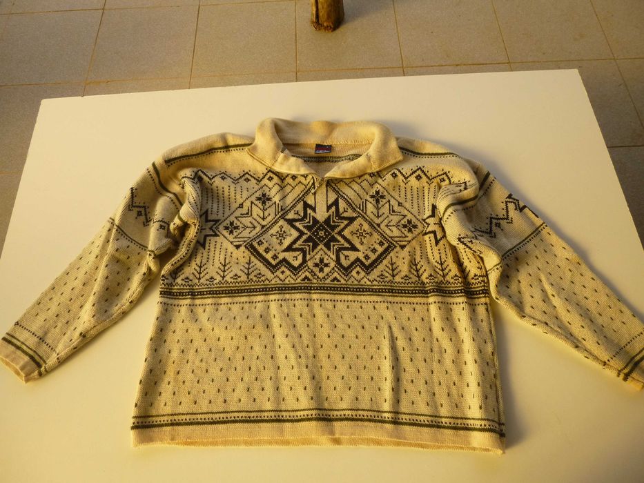 Pulôver em lã virgem da Alemanha. Muito quente e em bom estado.