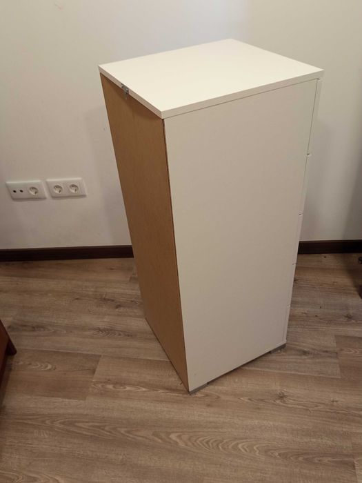 Móvel vertical com 5 gavetas