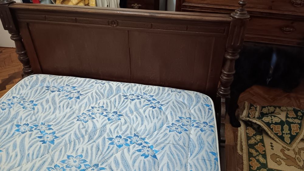 Cama de solteiro em madeira