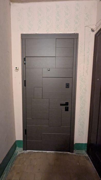 Вхідні двері . Двері у квартиру на вулицю  Двері на складі