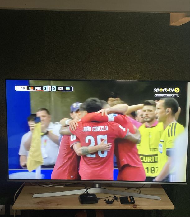 Vendo TV Hisense 55 polegadas, modelo H55U7B, em bom estado de funcionamento.