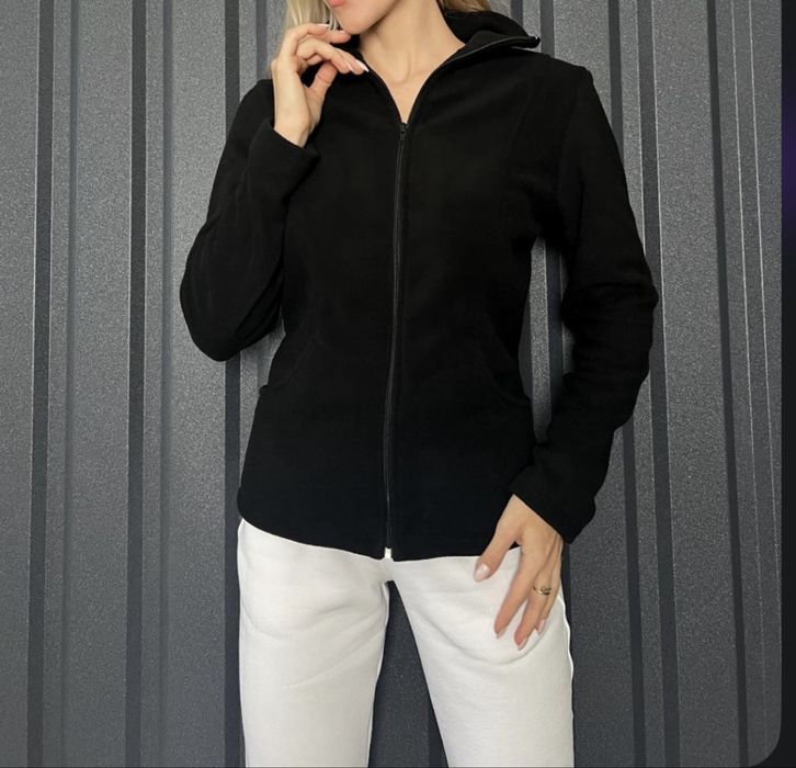 Чорна флісова кофтинка