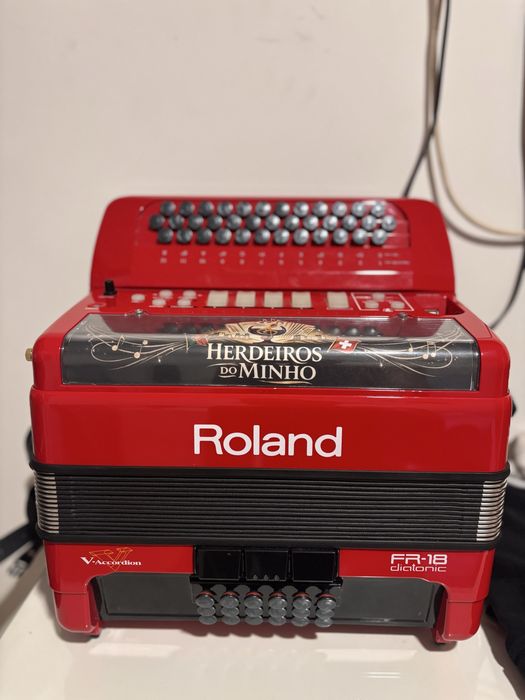 Roland FR-18