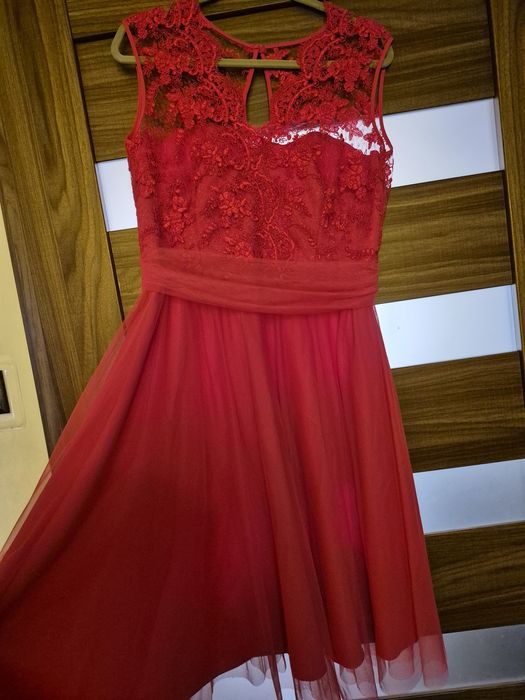 Śliczna, kobieca suknia z koronkami w rozmiarze 44