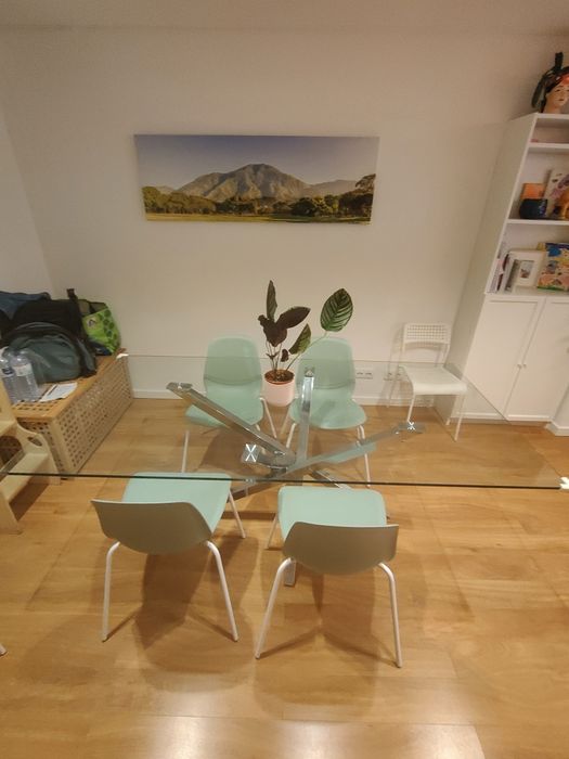 Mesa de jantar em vidro temperado + 4 cadeiras | Até 8 lugares | 275€