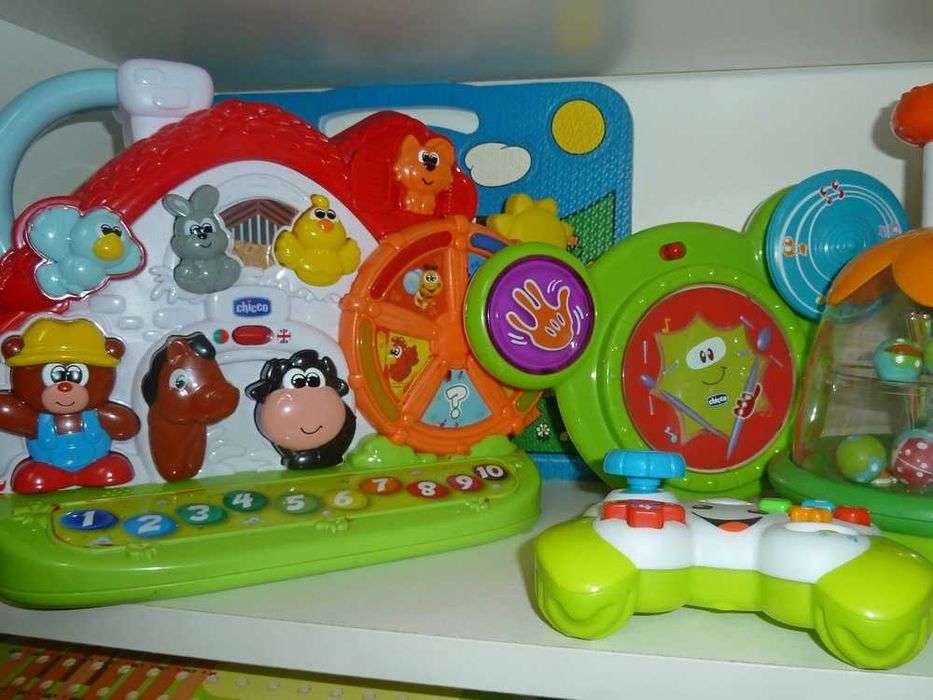 Andador chicco, cavalo de baloiço em madeira e outros