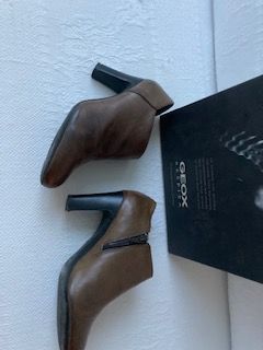 Botins castanhos da GEOX