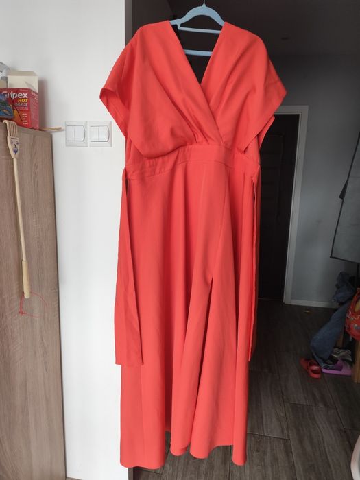 Elegancka sukienka Flavia na wesele - zmysłowy blask papai plus size