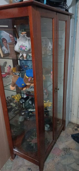 Vendo cristaleira em cerejeira usada