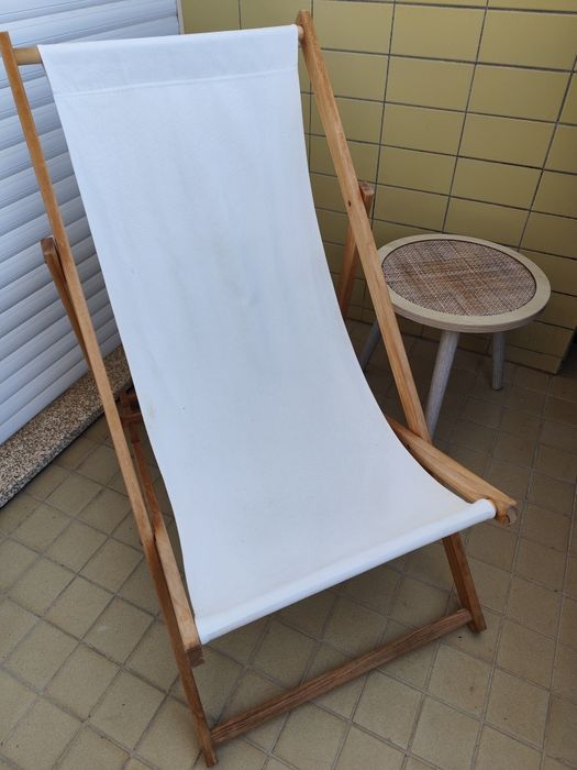 Conjunto de espreguiçadeira e mesa