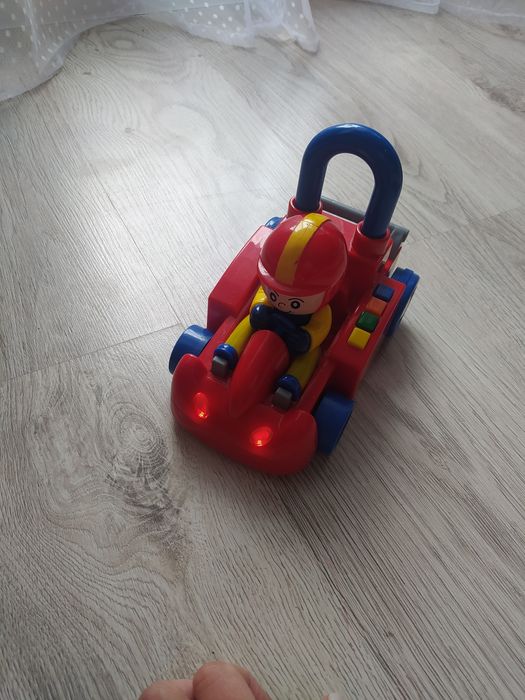 Autko jeździ gra muzyka