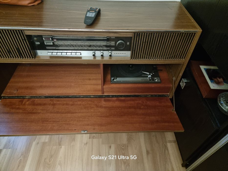 Movel gira discos Grundig