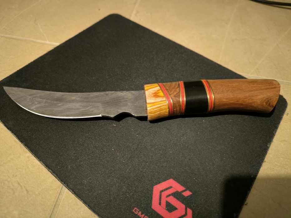 Faca artesanal em aço damasco