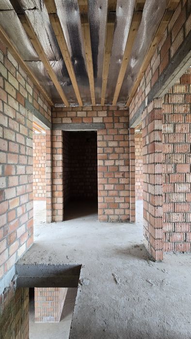 Продається крайній таунхаус 5 км від майдану.